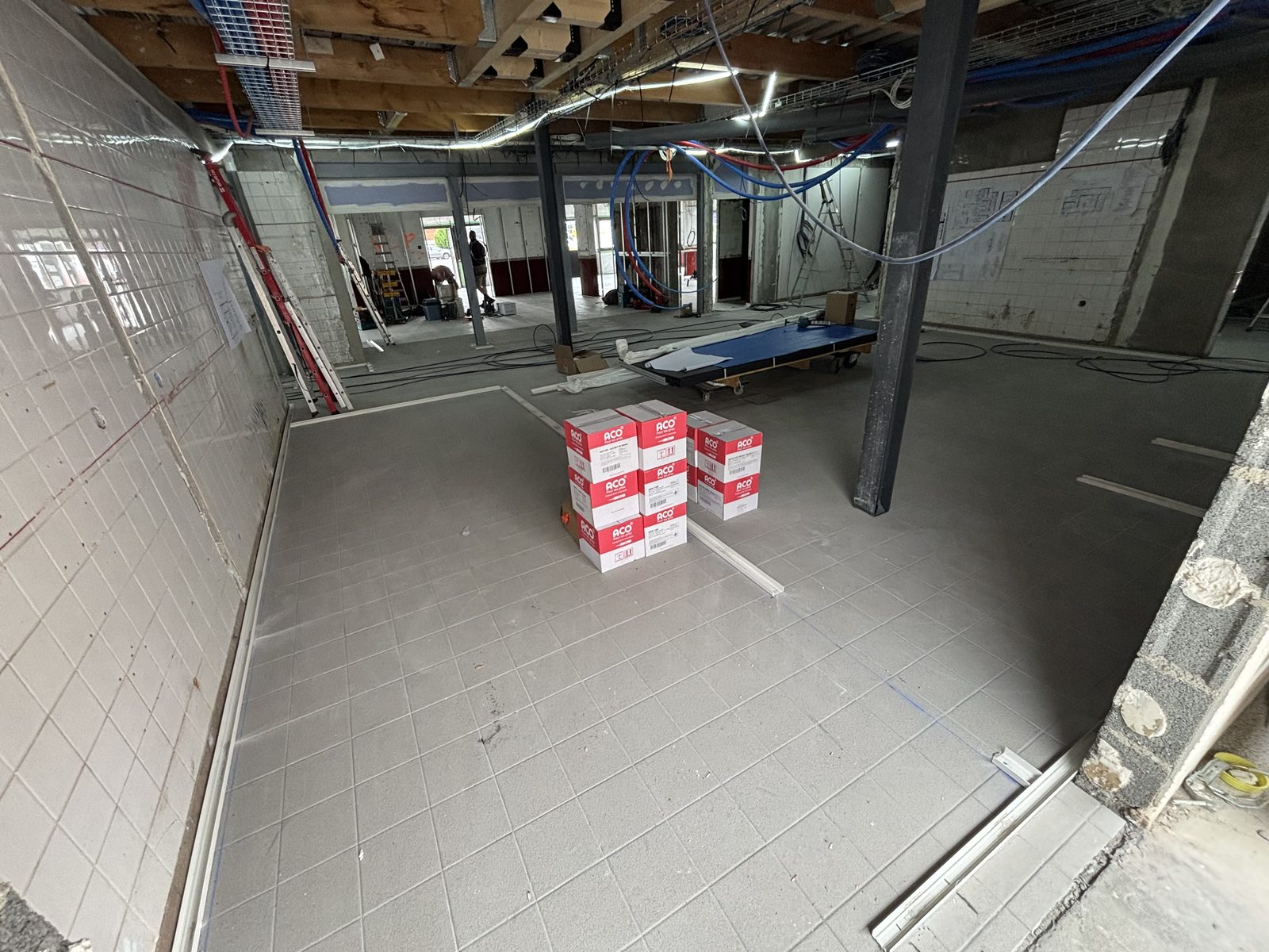 Local commercial à Lyon — préparation du support et chape, réalisé par Mereu Ceram
