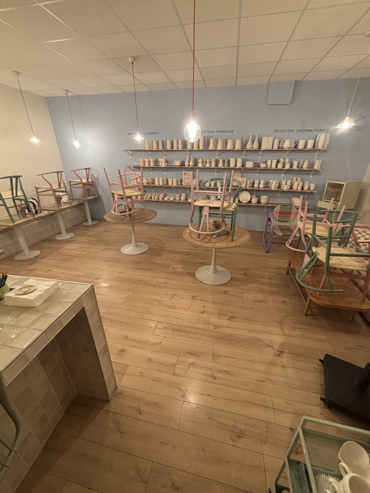Atelier de poterie à Lyon — sol effet bois en lames, réalisé par Mereu Ceram