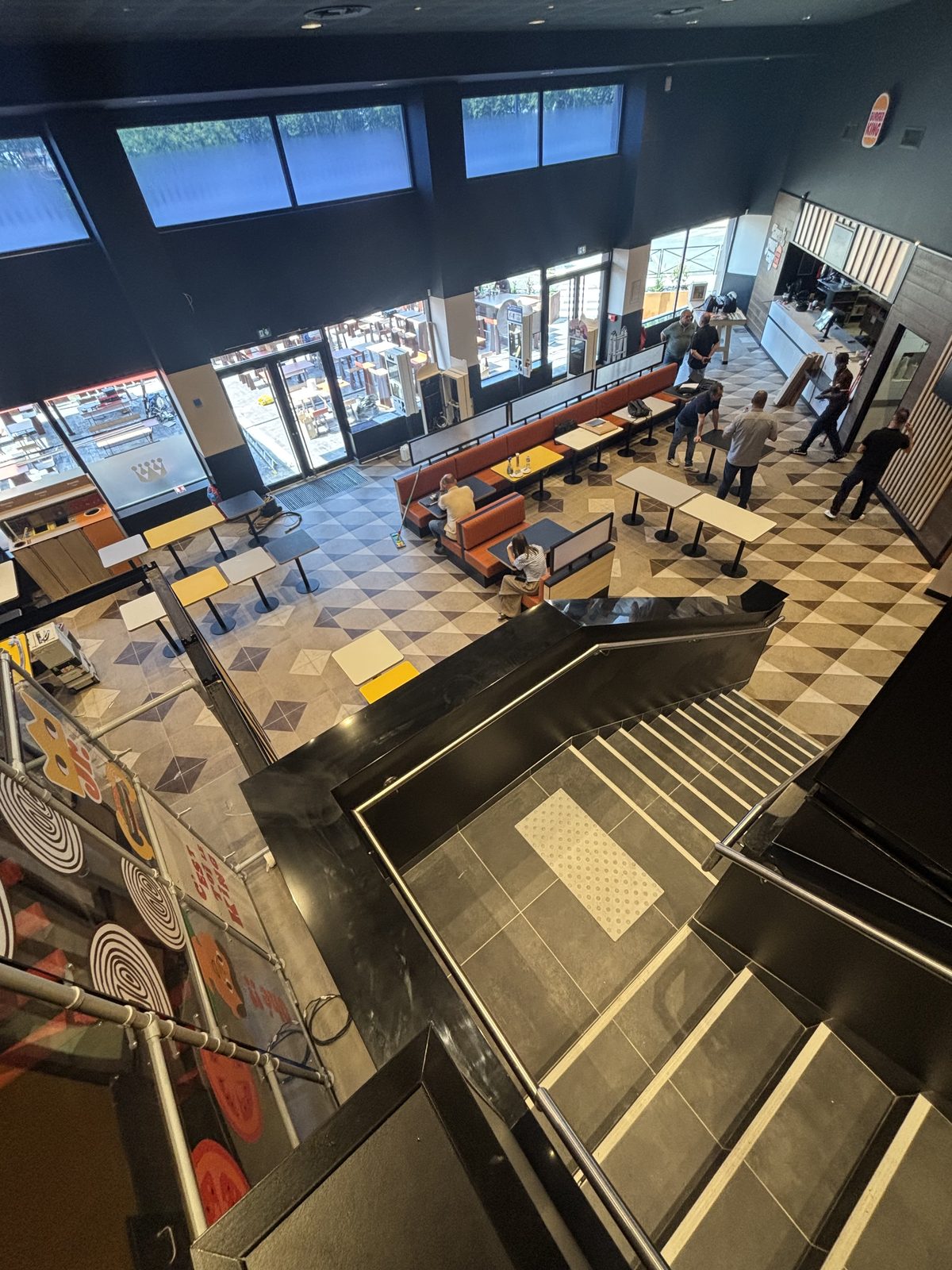 Restaurant à Bretagne — carrelage hexagonal, salle et comptoir, réalisé par Mereu Ceram
