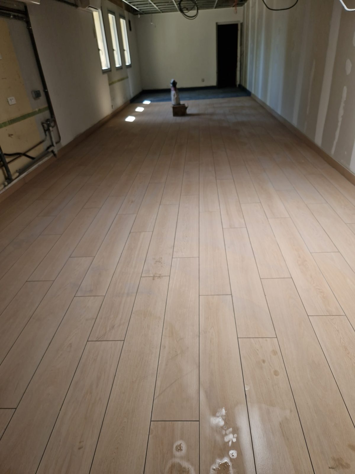 Bureau à Villeurbanne — sol effet bois, grandes lames, réalisé par Mereu Ceram