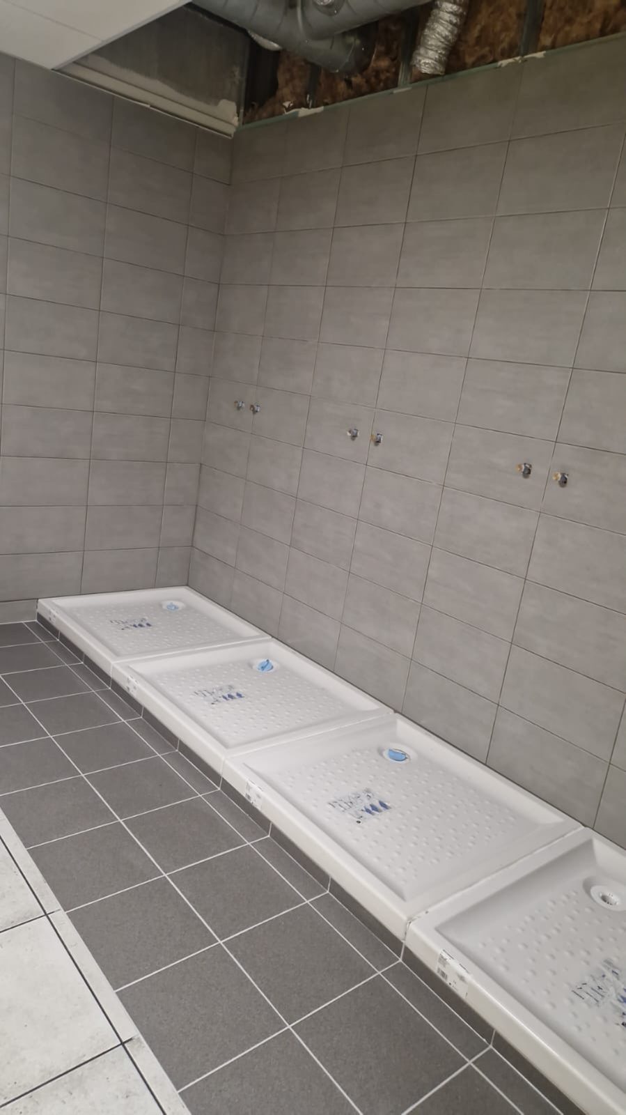 Sanitaires d'entreprise à Nice — douche carrelée et sol antidérapant, réalisé par Mereu Ceram