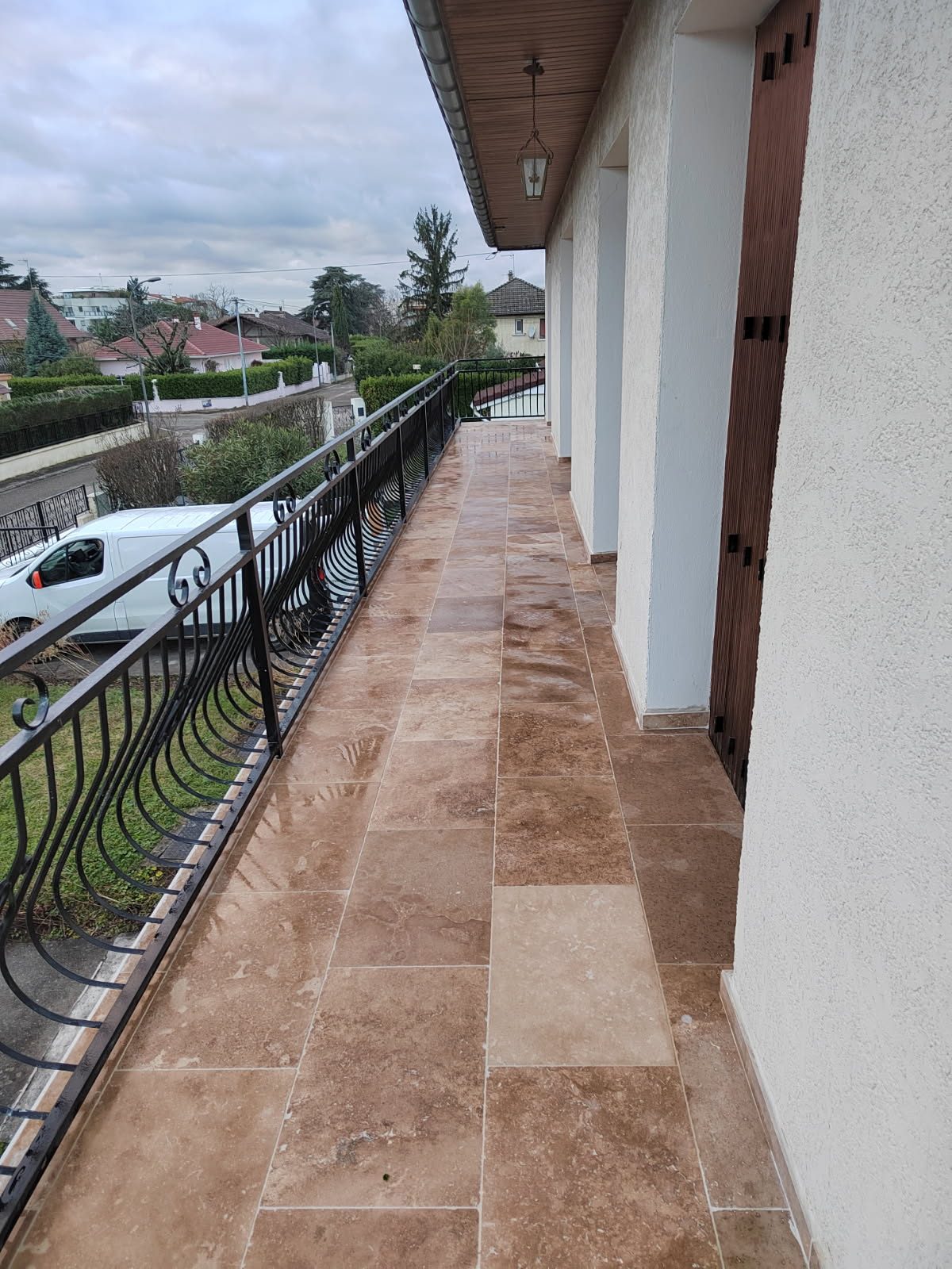Balcon à Décines — travertin, finition sur mesure, réalisé par Mereu Ceram
