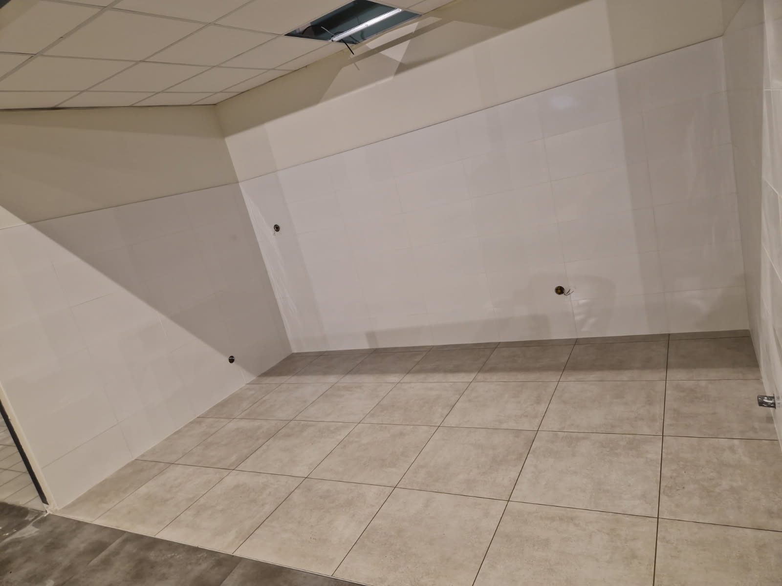 Salle de bain professionnelle à Valence — sol et murs entièrement carrelés, réalisé par Mereu Ceram