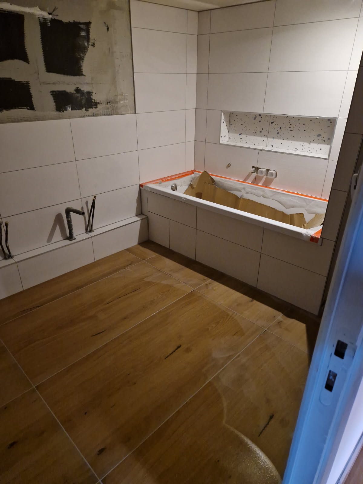 Salle de bain à Mâcon — baignoire habillée et niche carrelée, réalisé par Mereu Ceram