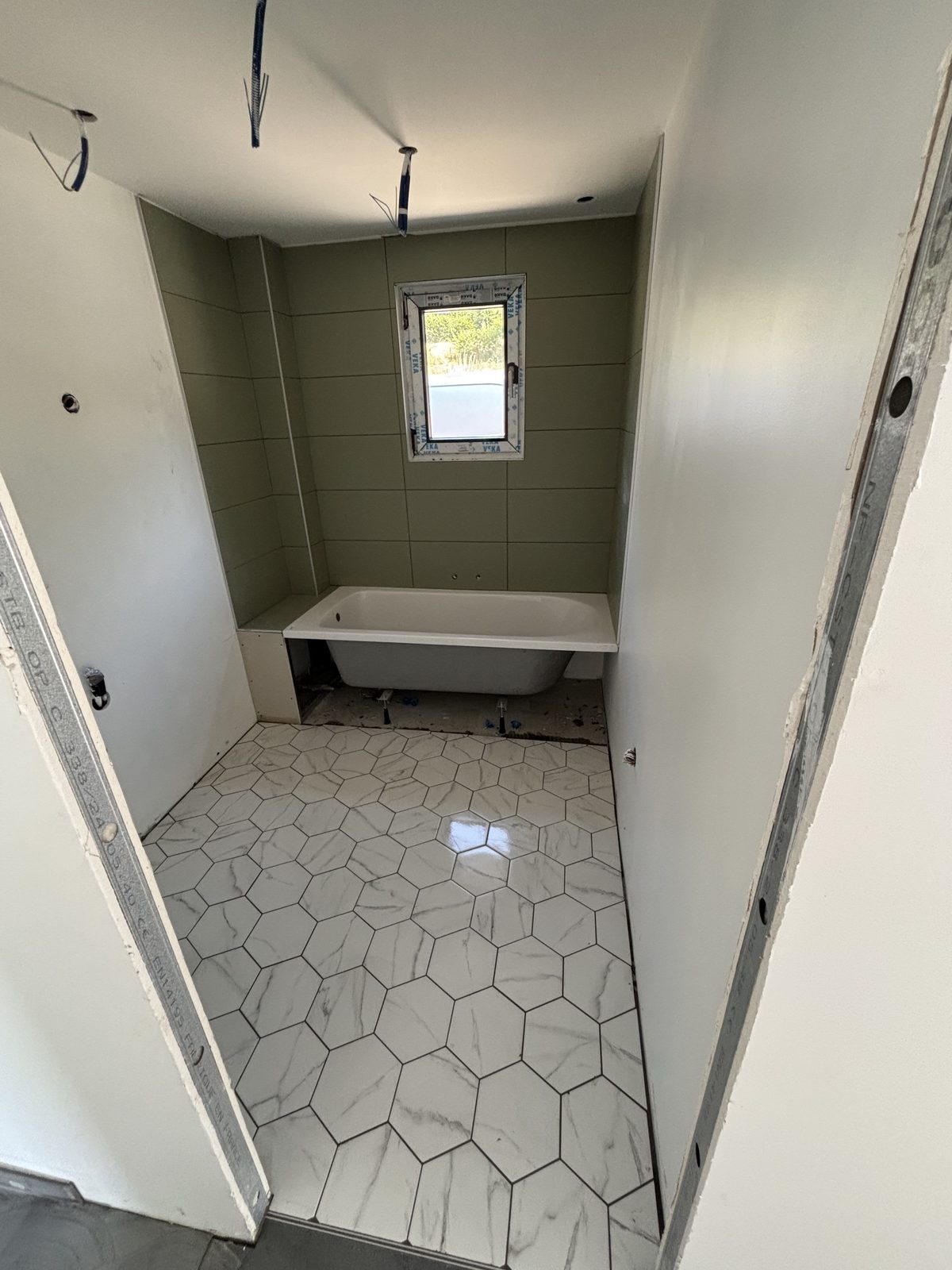 Salle de bain à Avignon — sol hexagonal et faïence murale, réalisé par Mereu Ceram