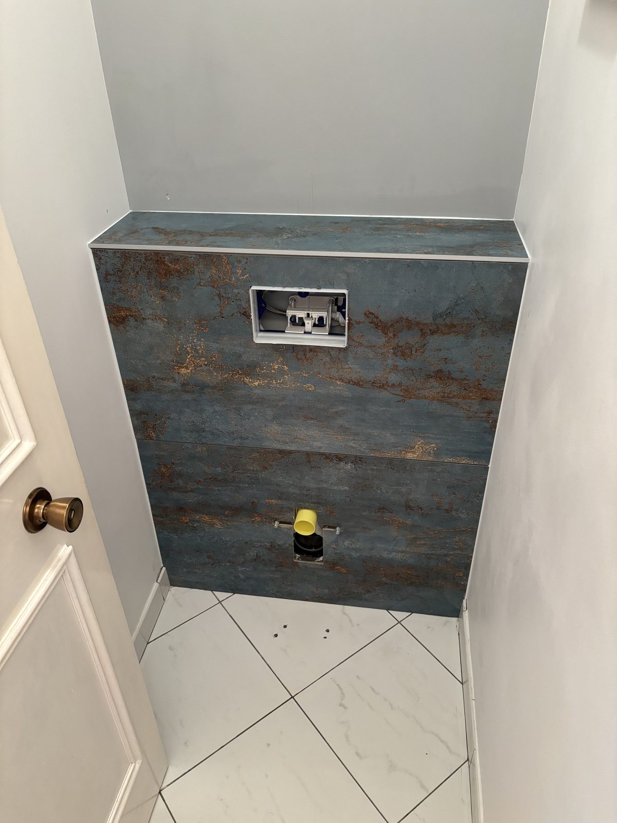 Toilettes à Annecy — habillage décoratif et sol carrelé, réalisé par Mereu Ceram