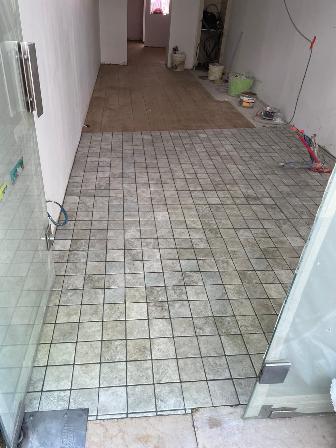 Local commercial à Chambéry — carrelage de circulation, réalisé par Mereu Ceram