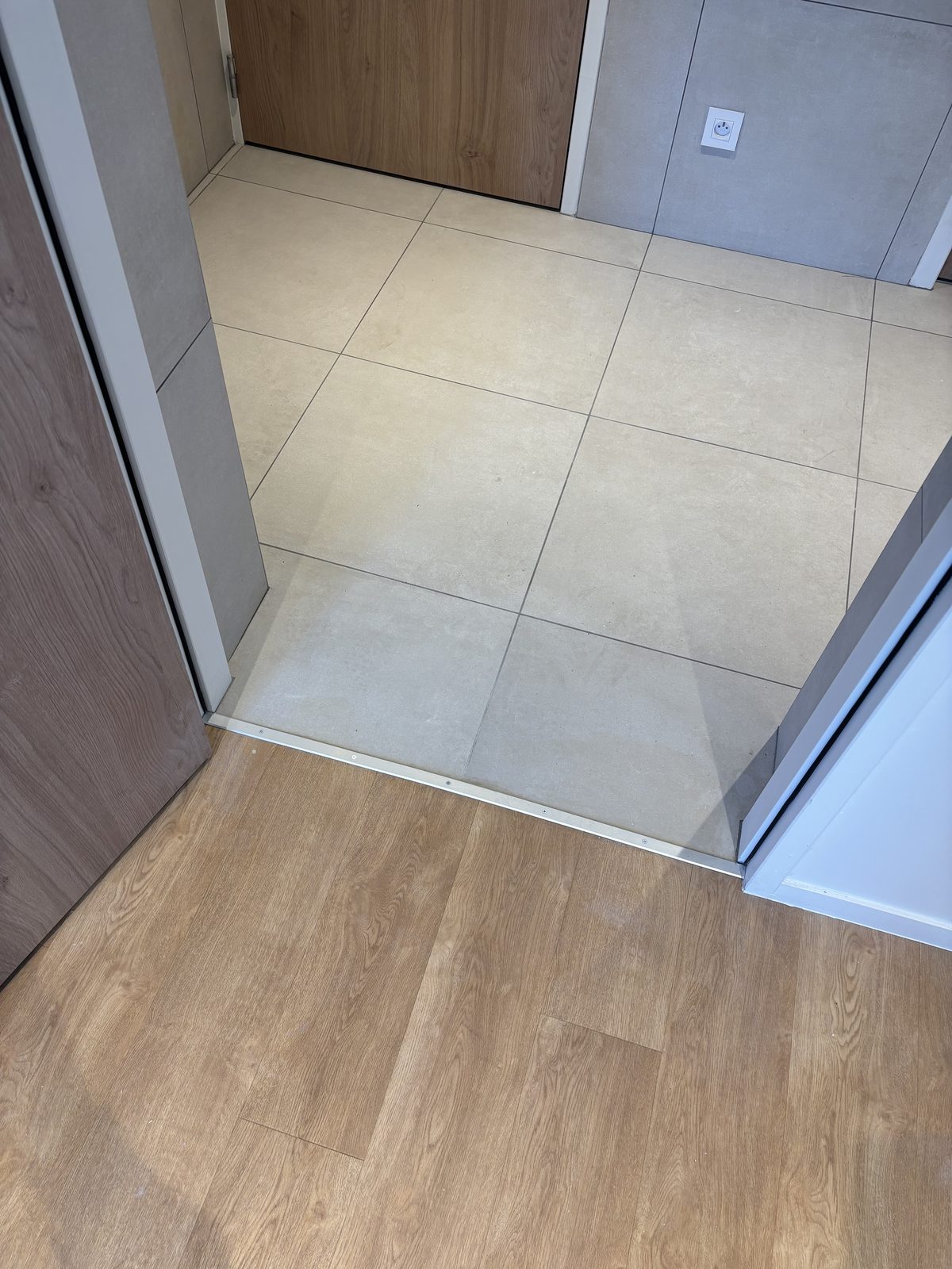 Couloir à Lyon — raccord carrelage et parquet, réalisé par Mereu Ceram