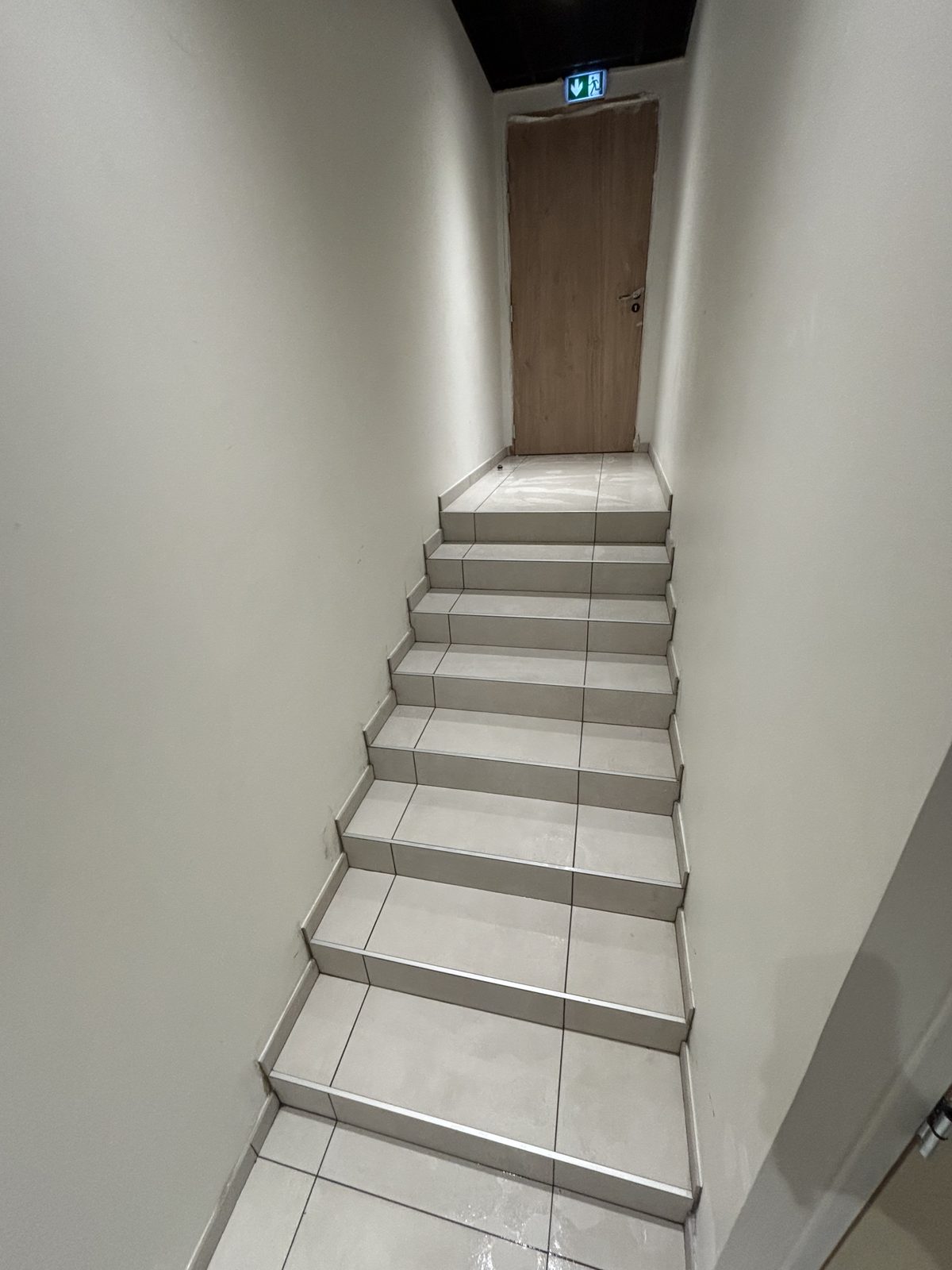 Escalier à La Rochelle — marches carrelées et nez de marche, réalisé par Mereu Ceram