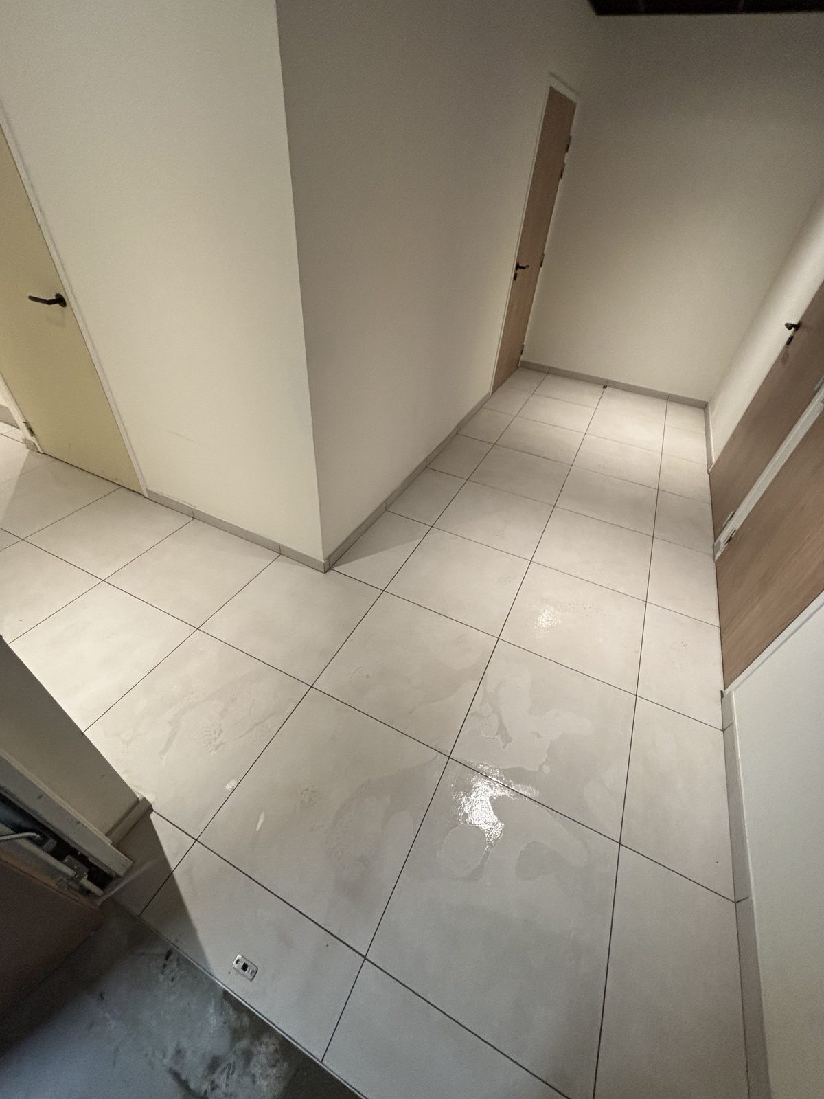 Logement particulier à Saint-Étienne — sol carrelé, pièces à vivre, réalisé par Mereu Ceram